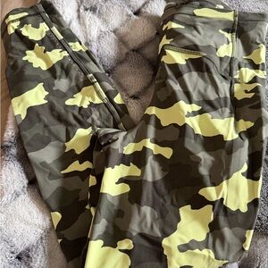 NEW never lululemon athletica Olive Green Camouflage SET pants size 8 top size 4